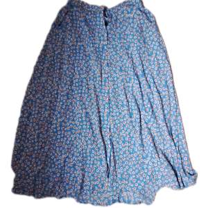 Halvlång blommig kjol från Vila med knappar på framsidan och resår i midjan. Säljer då jag föredrar maxiskirts. Inga defekter. Skriv för frågor eller bilder.