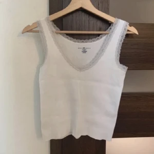 Ribbat linne - Fint ribbbat linne ifrån Brandy Melville, bra skick, inga fläckar, noppror eller liknande. Använd gärna köp nu knappen:) Har 3 för 2 på allt på min plick☺️ 