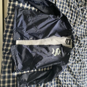 Stussy coach jacka - Stussy coach jacka! Är i bra skick men har en fläck på insidan dock märks den inte! 