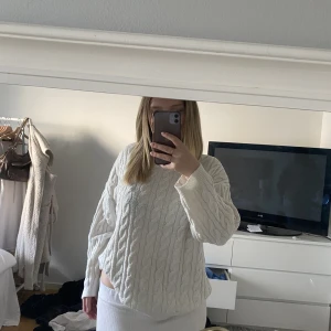 Stickad tröja  - Säljer min superfina skickade tröja då den inte kommer till användning längre. Supermysig. Passformen är lite oversize. Köpt på lager 157 för 150kr perfekt till hösten🧡