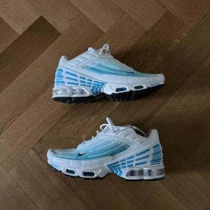 Nike Air Max Plus 3 - Säljer dessa Nike Air Max Plus 3 i nästan perfekt skick. Säljer då de är för stora och vill bli av med dem ASAP.   Kom PM för mer information!   Kan fraktas. OBS! kunden står för frakten