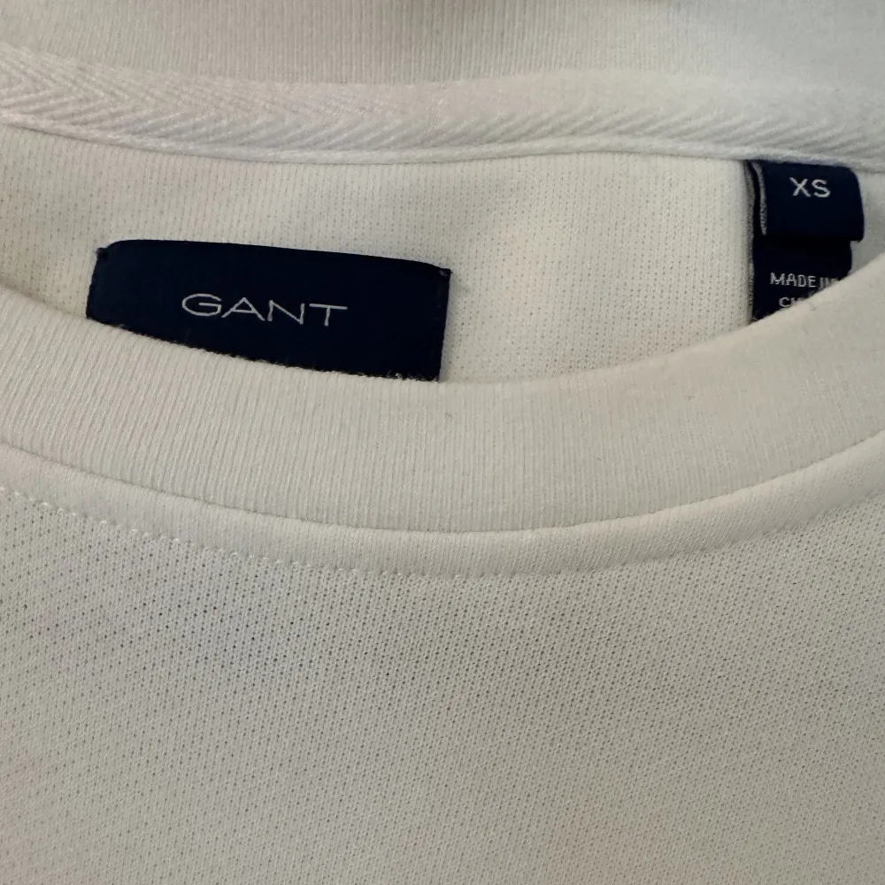 Vit Gant tröja som e i ett bra skick! Storlek xs men passar också S😊. Tröjor & Koftor.