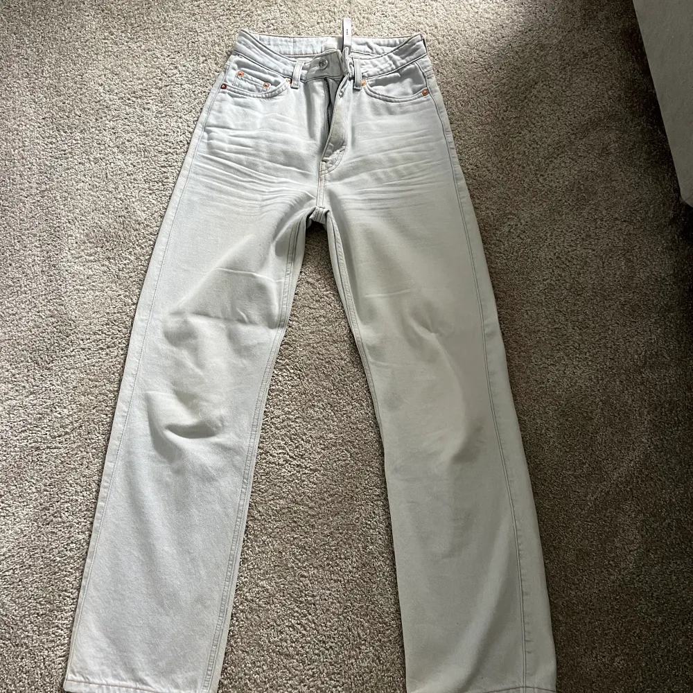 Weekday jeans ljusa i storlek 25 dvs 34/36, säljer för har växt ur de, i väldigt bra skick. Jeans & Byxor.