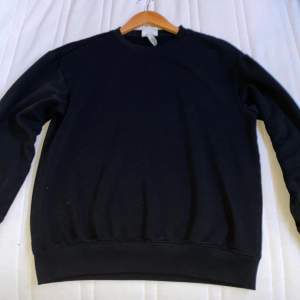 En basic svart tröja på storlek s från H&M för 300 kr blev aldrig använd, i bra skick fortfarande och varmt inuti, 