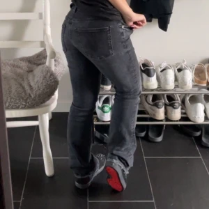 Louboutin  - Säljer mina Loubs för jag tröttnat. Kvitto,box, dustbag allt följer med. Finns små slitningar, inga märkvärdiga. Ser helt nya ut inte använt mycket. Jag kan gå ner i pris   vid enkel affär! Skriv gärna för fler detaljerade bilder på skorna!