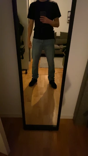 Moschino T-Shirt - Moschino T-shirt  Skicka 8/10 Nypris ca 1000kr