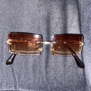 Bruna Y2k Solglasögon - Bruna solglasögon med fina detaljer i en y2k stil.