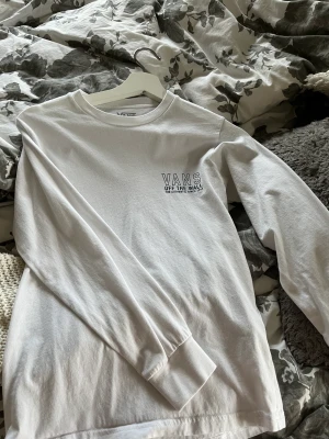 Vans t-shirt - Säljer en vit långärmad vans tröja som endast är använd en gång. Jag säljer den eftersom den är för liten.