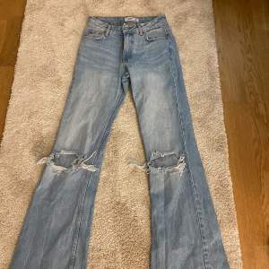 Super snygga blåa mid wais bootcut jeans från pull&bear! Orginal pris 499. Storlek 32