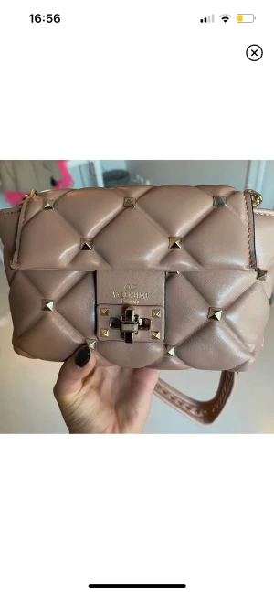 Valentino väska - Såå fin väska från Valentino i färgen beige/rosa. Pris kan diskuteras💞