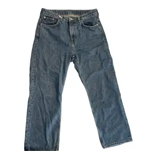 Weekday jeans, köptes på sellpy strl L (lappen är kvar, aldrig använt) dom är för korta på mig men 3 (för korta för mig)   - benlängd (midja & ner) 93.5 cm   - benlängd (skrevet & ner) 63.5 cm - midja 86.5 cm  - innerlår 54.5 cm  