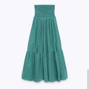 Grön långkjol från zara! - Säljer den här slutsålda långkjolen från zara. Alla lappar kvar och endast testad! Säljer pga att den inte passar och har tappat bort kvittot. Köpte för 450kr på rean och säljer för 250kr!!!!💕 TRYK INTE PÅ KÖP NU FRAKKTEN KOSTAR 