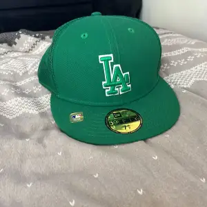 En grön LA Cap Celtic version, köpt på hatstore, för stort för mitt huvud. Storleken är ungefär 59-60cn runt huvudet. Den har ingen öppning bak och är flat brim. New Era har gjort den