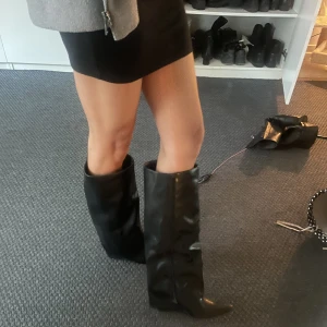 Stövlar - Intressekoll på mina supersnygga stövlar. Sparsamt använda. Nypris 1200kr