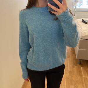En ljusblå stickad tröja från Zara i jätteskön alpackaullsblandning. Endast använd en gång och därför i nyskick🤍