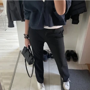 Low waist kostymbyxor!! - Lågmidjade kostymbyxor från bikbok i storlek 34. Det är i petitemodellen och sitter väldigt snyggt på! Dem har fina slits längst ner vid fötterna. Endast provade, aldrig använda. Skriv vid funderingar eller intresse💕💕‼️