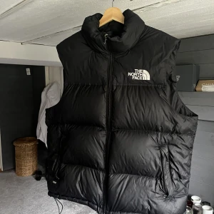 The north face väst - The north face dunväst i storlek Large. Varsamt använd en säsong. Nypris 3000