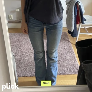 Zara jeans - Säljer dessa jeans jag köpte här på Plick då jag inte tyckte om hur dom satt på mig❤️