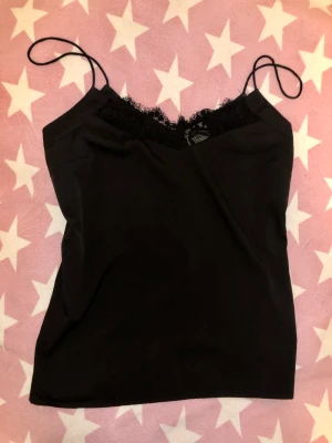 Y2k linne - Y2k linne🫶 jätteskönt kvalitet och kan användas som både linne och nattlinne. Väl använd men i bra skick! Kom privat för mer bilder❤️