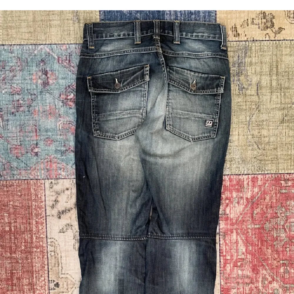 Väldigt fina jeans tyvärr överskattade ja min kropps förmåga att passa i jeans och dessa är desvärre för små för mig💔💔💔 Storlek 31/32. Kom dm vid frågor eller intresse🖤. Jeans & Byxor.