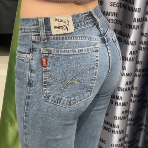 Lågmidjade jeans  - Lågmidjade bootcut jeans🤩använda en gång och köpta på second hand, bara och ställa frågor om ni har några🙌🤗