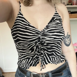 Zebra linne - Gulligt zebra-linne från h&m. Står storlek 38 men skulle nog sitta lika bra på 36. 
