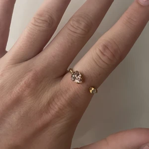 Caroline svedbom ring - Hej☀️säljer denna ringen då den inte riktigt är min stil! Men den är superfin att ha till vardags och till festligare tillfällen💗ringen är rosa med en lite vit Sten. Den är aldrig använd! Nypris: 395
