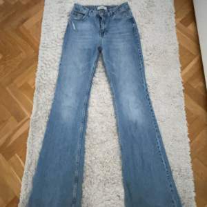 Säljer mina skitsnygga jeans som inte kommer till användning då de är lite för stora!❤️Skulle säga att det är en 36 i midjan men 38 i benen❤️