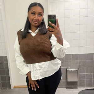 Stickad väst - Stickad brun väst, väldigt fin och använt en gång.🤎