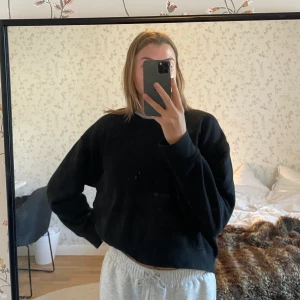 Sweatshirt  - Svart sweatshirt från Zara i storlek L. 