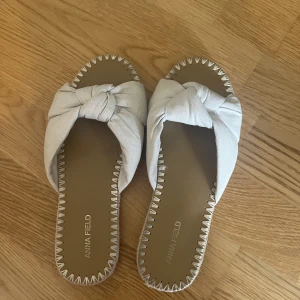 Sandaler - Säljer ett par jätte fina skor då jag tycker inte dom passar på mig❤️ köpt på zalando har bara användts en semester💓 kan absolut tvätta under på skon🌸 finns bilder på skon