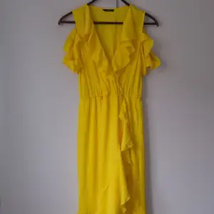 Fin gul sommarklänning endast använd ett fåtal gånger och i perfekt skick. En klänning med ”hål” för axlarna och som går ner till mitten på vaden. 
