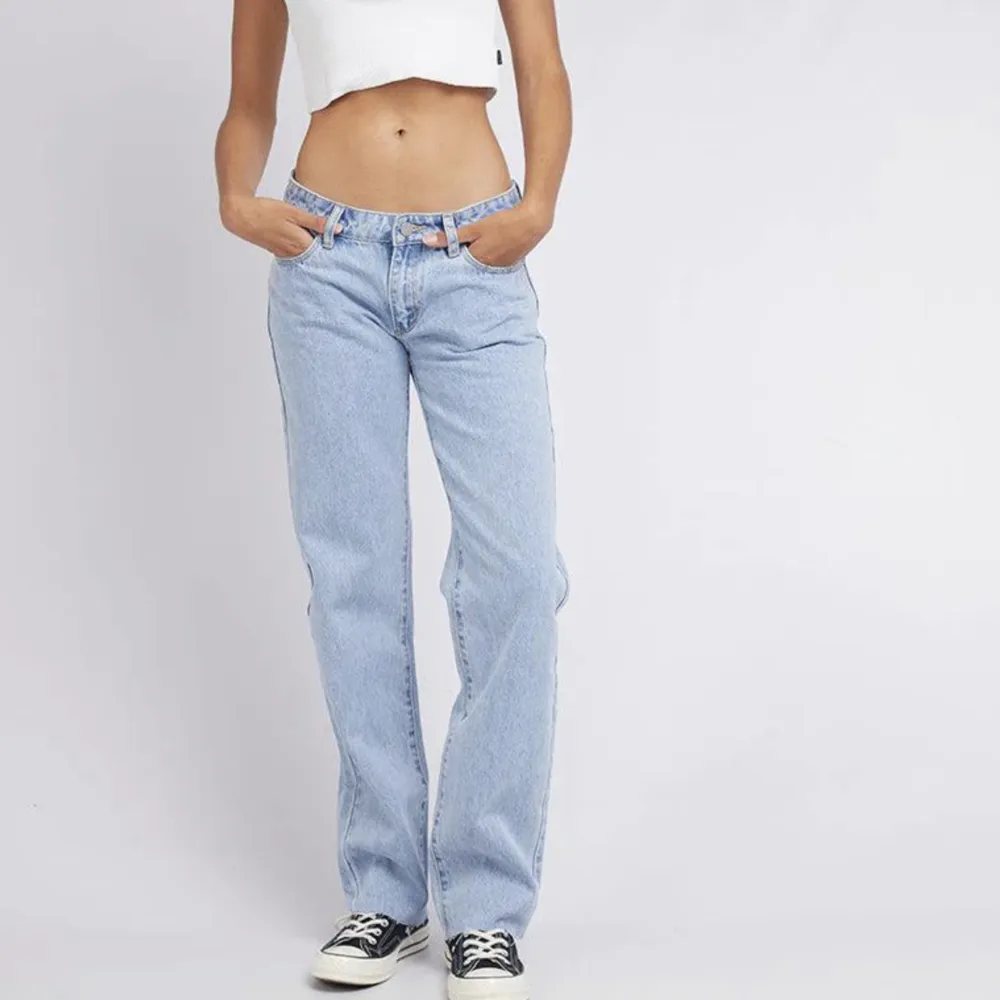 Säljer mina superfina lågmidjade jeans från abrand💘Använt sparsamt Nypris- 1100 men säljer för 799. Jeans & Byxor.
