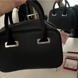 Vintage Lacoste väska - vintage väska som ny har inga report eller något alls  PRISET KAN DISKUTERAS!!