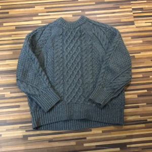 Stickad tröja  - Det är en väldigt tjock och varm stickad tröja. Den har lite noppror framtill, men det är inte något som märks av tydligt.