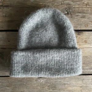 Samsøe samsøe mössa - Säljer min mössa från Samsøe samsøe. Fint skick, knappt använd💜