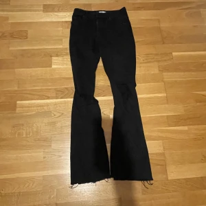 Svarta Boutcutjeans  - Svarta midwaist boutcutjeans storlek s. Säljs för dom är lite försmå. 
