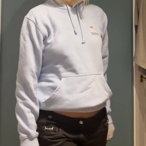 Hoodie - Ljusblå hoodie med tryck