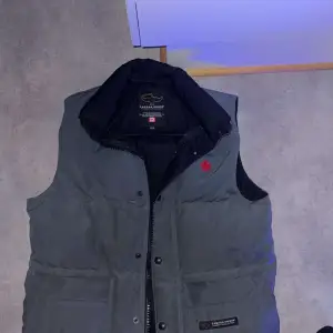 Säljer en canada goose väst gammal modell, storlek xs/tp Grå färg väldigt svår att få tag på, kemtvätt behövs.