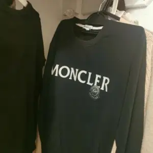 En svart sweatshirt från Moncler. Använd men hel och ren. 