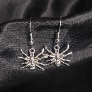 Spindel Örhängen! 🕷 - ENDAST ETT EXEMPLAR!  Egengjorda örhängen med spindelberlock. Perfekta nu till Halloween! Rostfritt! Troligtvis nickelfria men är du allergiker bör du vara försiktig. 
