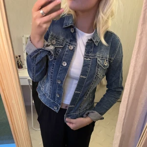 Jeansjacka  - Jätte fin jeansjacka som inte kommer till min användning längre. Superfint skick!😇