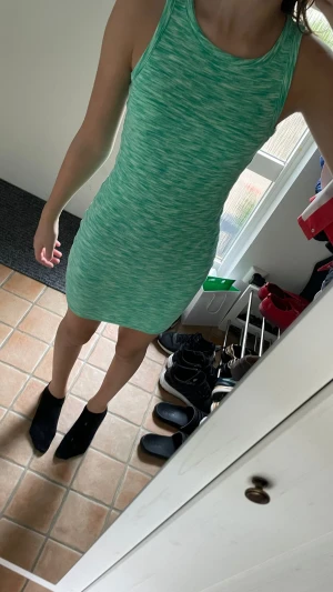 Grön klänning - Säljer denna fina klänning för den börjar bli liten. Har använt den ett par gånger.