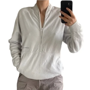 Fleece  - Följ profilen och få 5% i rabatt   Produktens skick: bra   Storlek: S  Passform: se bild  Unisex   För mer info, kontakta mig 😀
