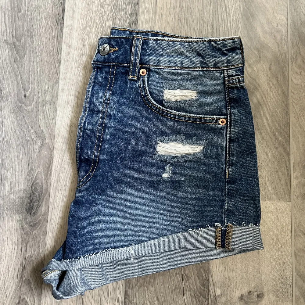Dessa jeansshorts från H&M har jag använt en gång så de är som nya! . Shorts.