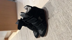 Isabel marant skor  - Så snygga isabel marant skor som tyvärr inte kommer till användning, perfekt nu till hösten! Storlek 38 men passar mig som är 37 eftersom de är klack 