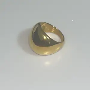 Rostfri ring (stainlesssteel) helt ny! Och oanvänd ✨🫧☺️ sälja då jag har galet mycket smycken hemma😅