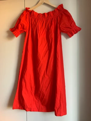 NY fin klänning H&M - Oanvänd med lapparna kvar. Nypris 299 kr. Off shoulder 🥰