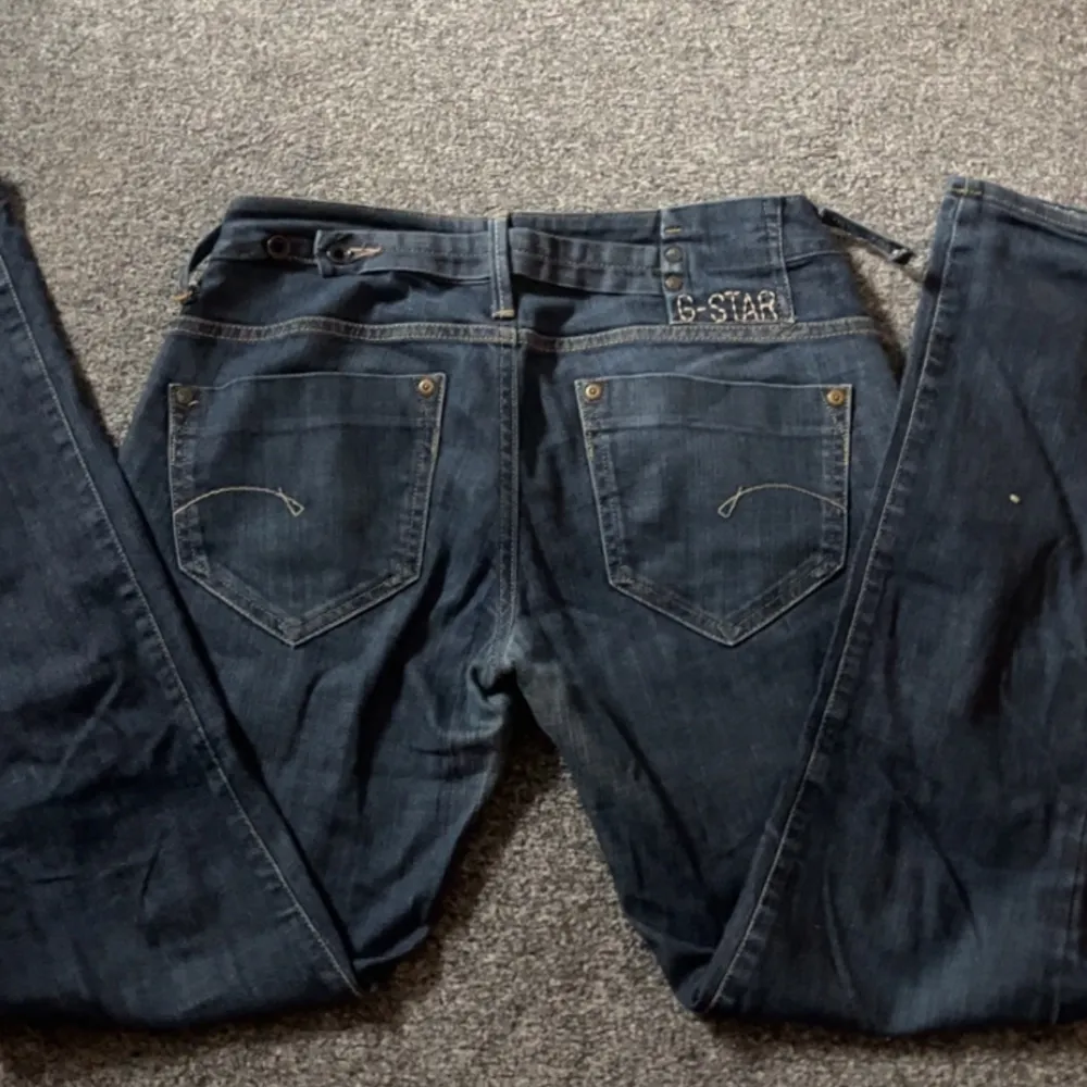 Lågmidjade g-star jeans som ja köpte här på Plick men som tyvärr inte kommer till användning.  Size:30 length: 40  Passar perfekt på mig som är 169. Pris kan diskuteras . Jeans & Byxor.