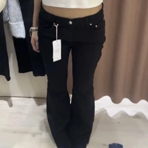 Lågmidjade jeans - Säljer dessa low waist svarta jeansen då de är förlånga på mig. I princip helt nya. Använd gärna köp nu!